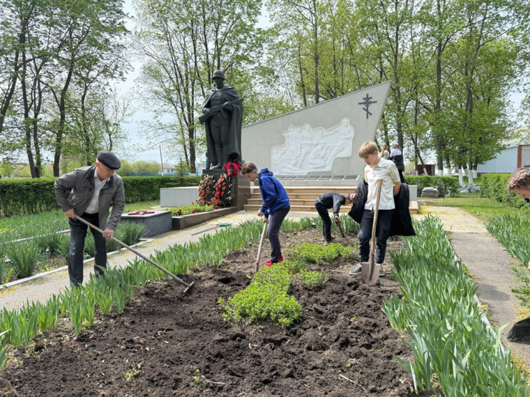 уборка территории братской могилы воинов села Архангельское.